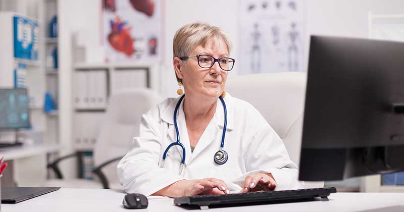 DOCTOR-WORKING-AT-THEDESKTOP