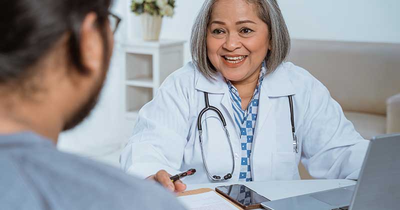 WOMEN-DOCTOR-MEETING-PATIENT