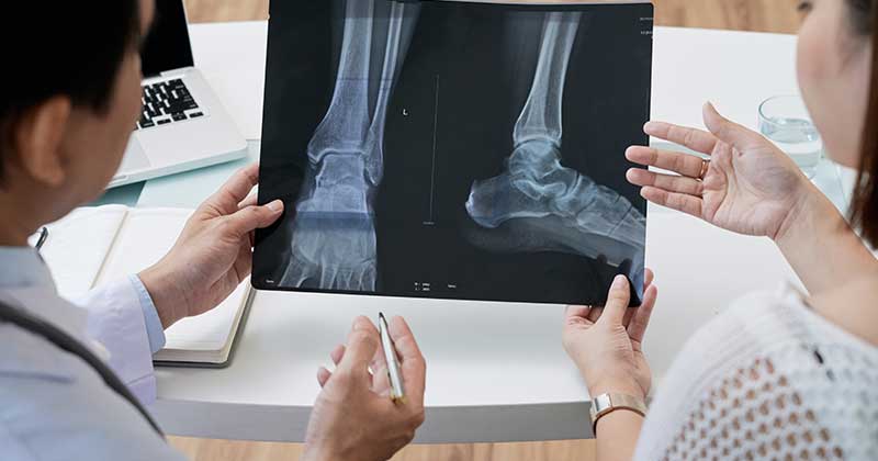 DOCTOR-PATIENT-LOOKING-XRAY